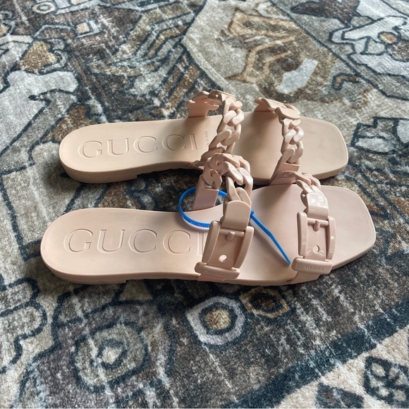 Gucci GG Light Pink Rubber Buckle Chain Link Sandals Slip On - Picture 4 of 7